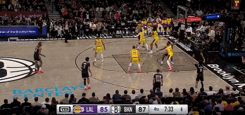 领先湖人5分！篮网连续抢到前场板 克洛尼弧顶接球三分命中