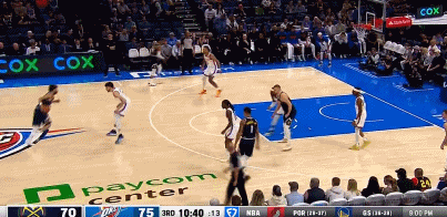 被你装到了！穆雷连续变向晃开切特中投命中 出手后提前回头