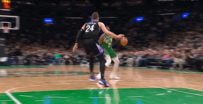 炸裂！杰伦-布朗小打大 过人后战斧隔扣凯斯勒