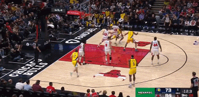 神来之笔！昆顿-杰克逊翻身负角度中投 打篮板上沿压哨掉进篮筐