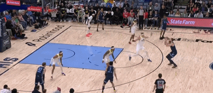 大个子对决！赫夫三分线外点起凯斯勒 顺步突破单臂举火烧天