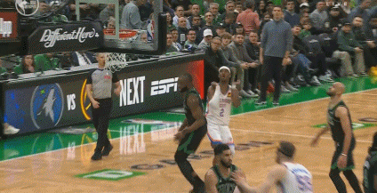 冷静！塔图姆和哈滕篮下激烈卡位 前者不满抗议&被吹罚技术犯规