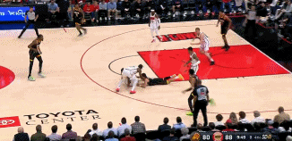 关键攻防！布克出现失误 伊森反击一马当先双手暴扣保持优势