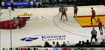 不难不进！怀特先是借掩护命中三分 又顶人干拔射进超远三分