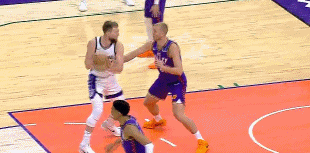 杀伤力十足！小萨篮下顶翻普拉姆利&后者缓了很久继续打