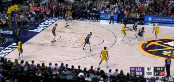 你还会这个！古德温撤步中距离压哨弹进 湖人三节只落后3分