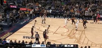 有点离谱了……库里被拽了下 斜着身子球都没稳就扔三分 还进了！