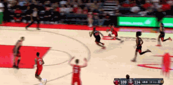 制造悬念！杰伦-格林上篮遭血帽 武切维奇追身轰进三分