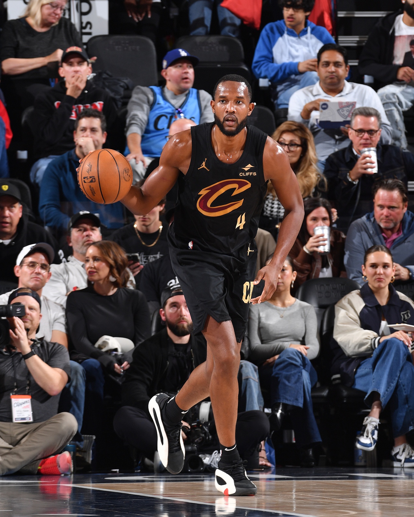 定海神针！莫布里内外开花连得7分 单节6中5&三分1中1得到12分